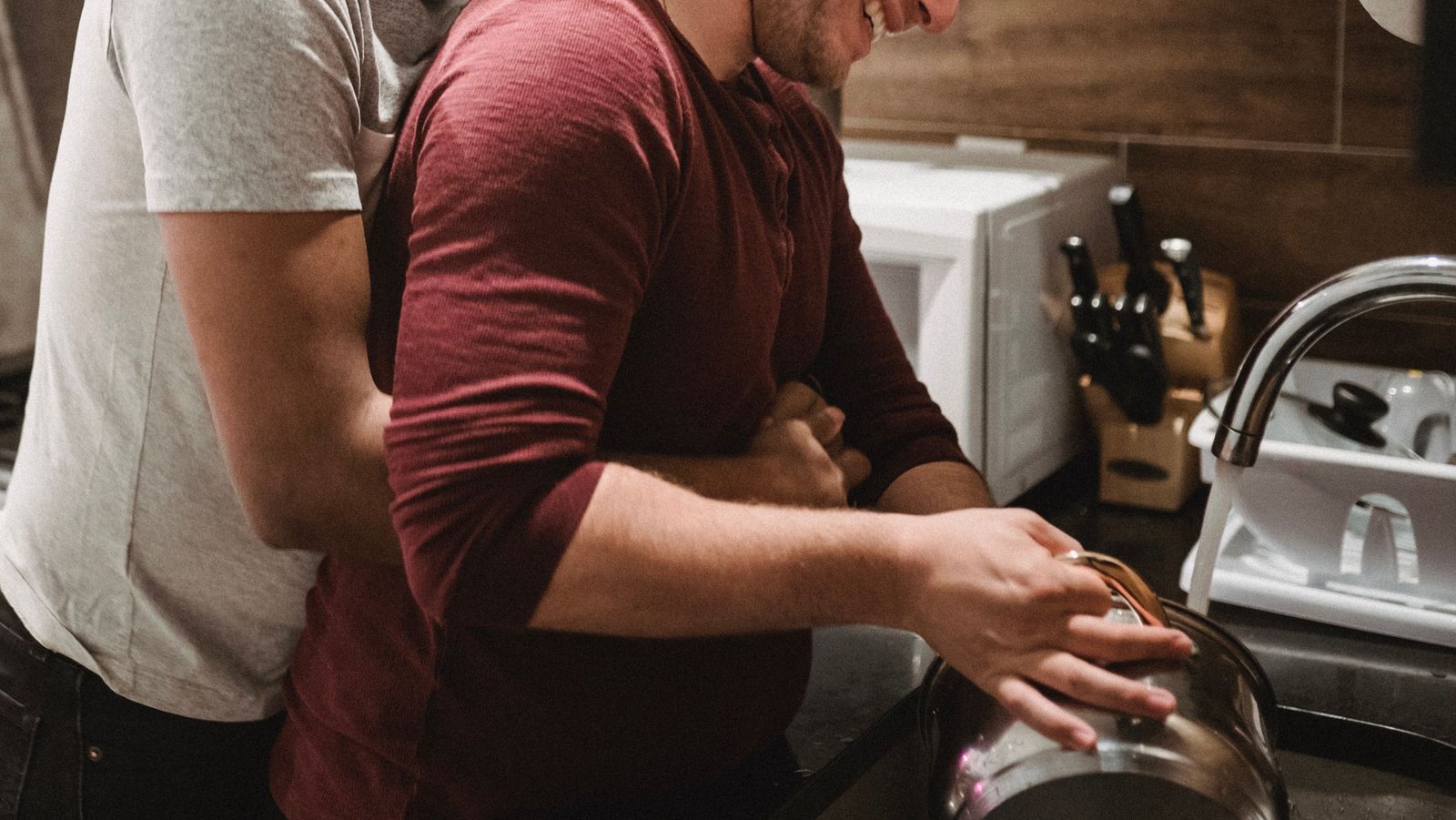 The One-Minute Hug Rule — 5 Family Habits That Transform Chaos Into Connection (2026 Inspired Guide)